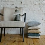 Białe, minimalistyczne wnętrze z krzesłem i poduszkami jako inspiracja DIY