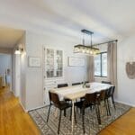 Jasna jadalnia w nowoczesnym stylu z minimalistycznym wystrojem