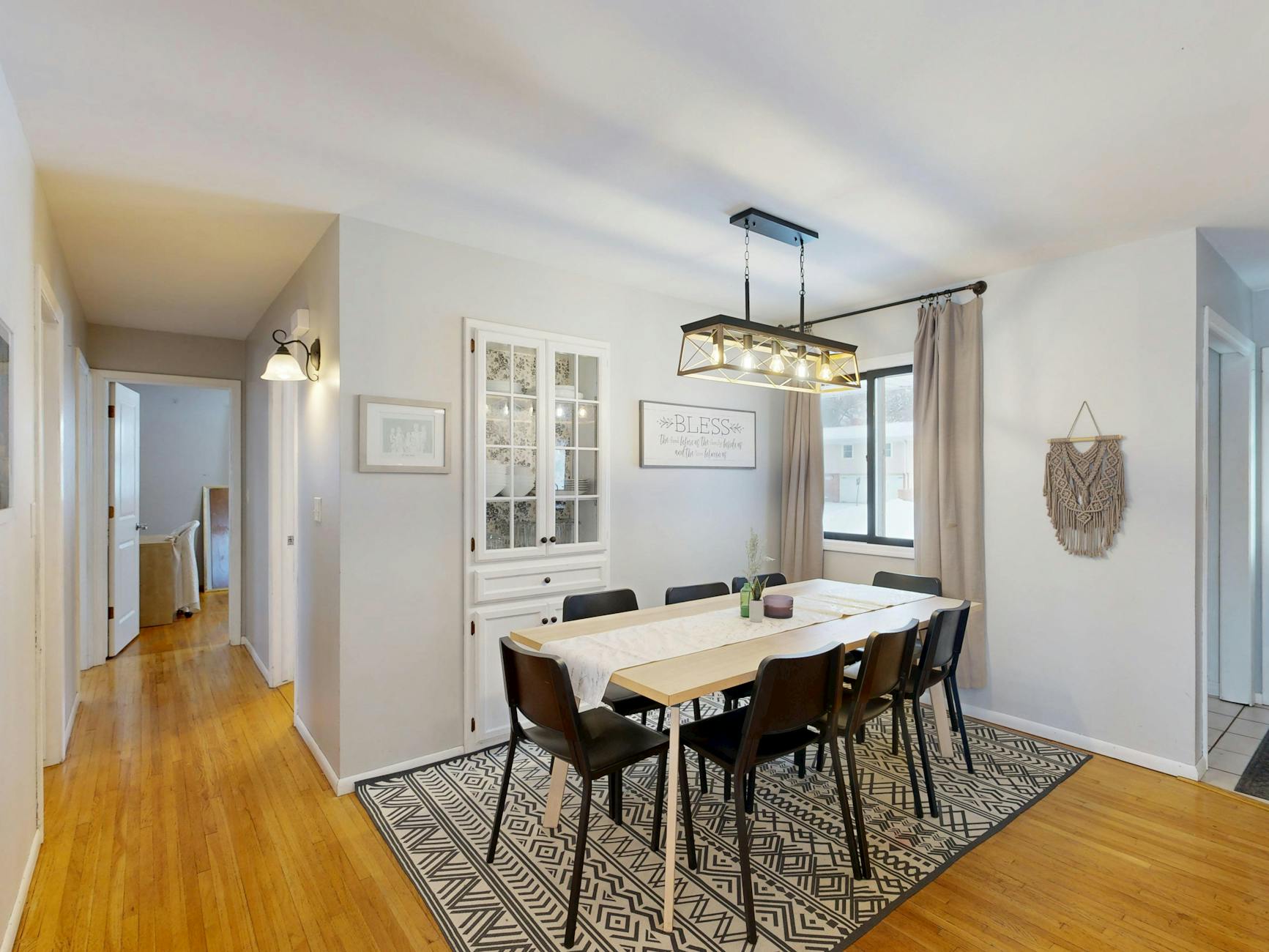 Jasna jadalnia w nowoczesnym stylu z minimalistycznym wystrojem