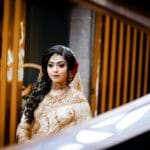 Panna młoda z Azji Południowej w tradycyjnym sari i kwiatowych dodatkach