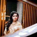 Południowoazjatycka panna młoda w tradycyjnej sukni z henną na dłoniach