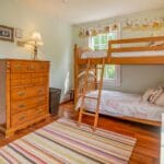 Przytulny pokój dziecka z piętrowym łóżkiem i kolorowym wystrojem