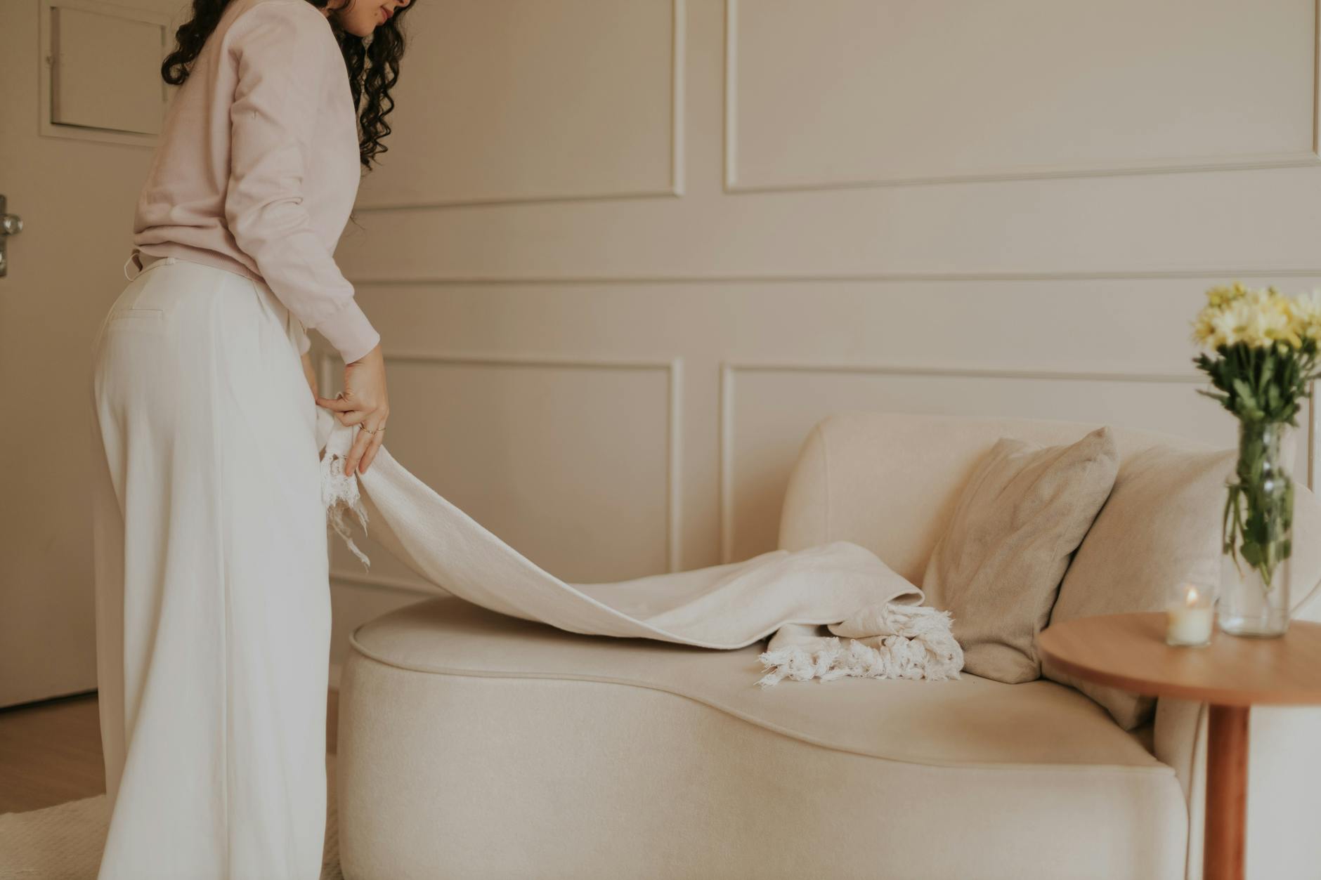 Trzy kolory, jeden salon – jak tworzyć spójne zestawy dodatków handmade Jasny minimalistyczny salon z pastelowymi dodatkami o kobiecym charakterze