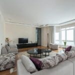 Jasny salon z nowoczesnymi meblami zamiast klasycznej sofy