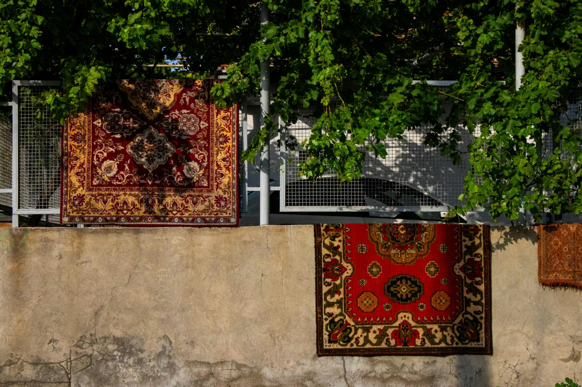 Kolorowe dywany orientalne wiszące na zewnątrz i schnące na słońcu